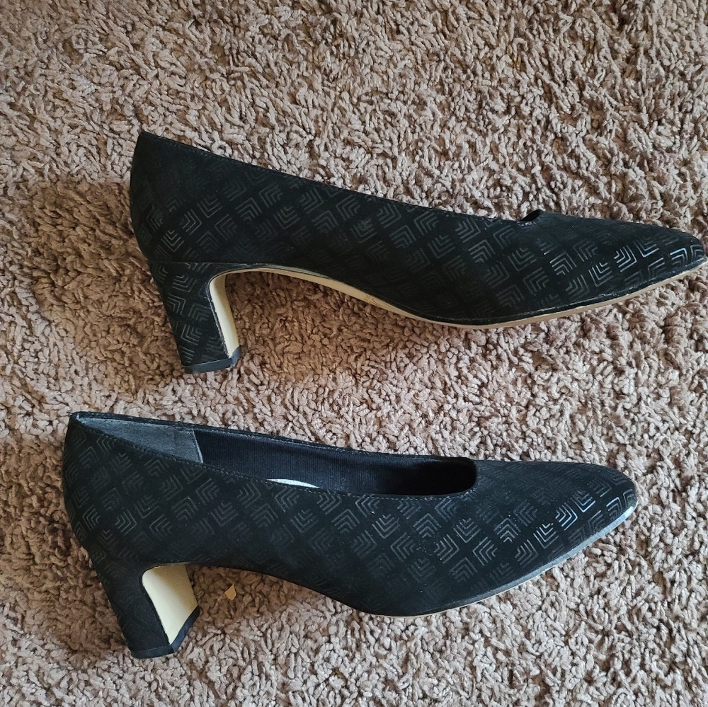 Pumps - Picture 3 of 6